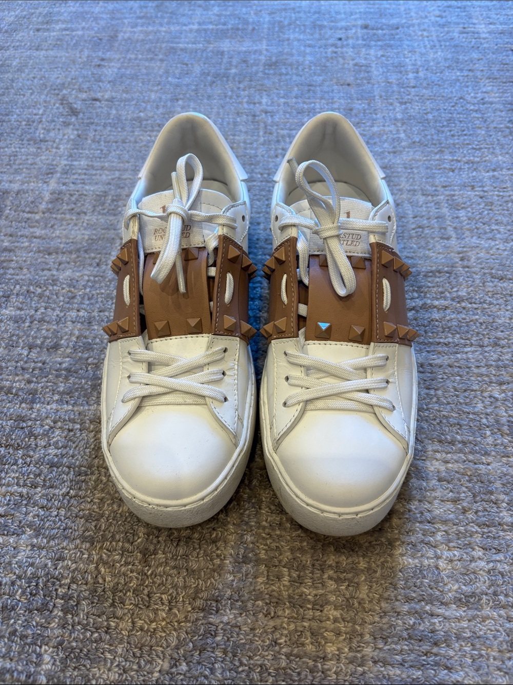 Valentino Garavani White and Tan Rockstud-Accent Sneakers